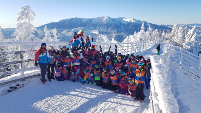 Poza de grup tabara ski copii Poiana Brasov