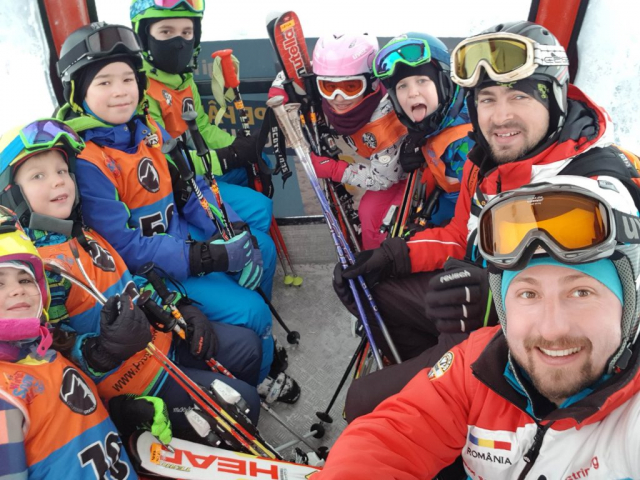 Grupa de copii la schi. Poza din gondola.