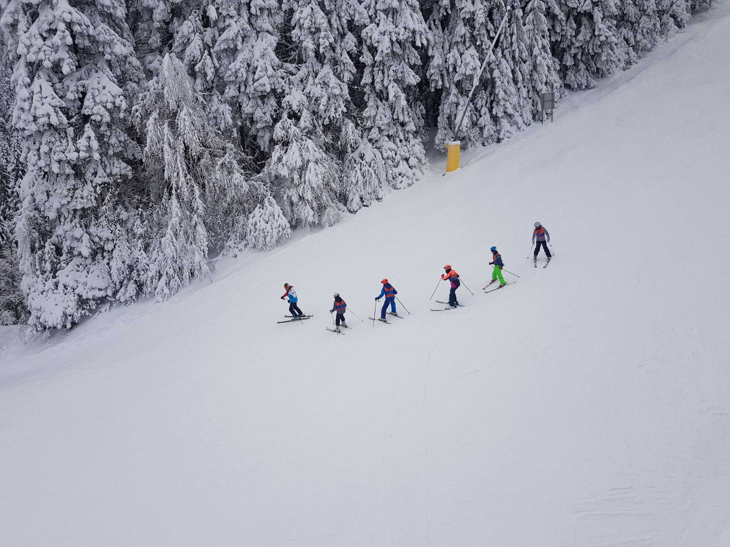 Grupa in tabara de ski pentru adolescenti
