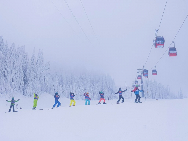 Grupa de ski pe partia Subteleferic Poiana Brasov
