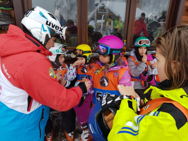 Pauza de ceai si biscuiti - tabere de ski Progressive Sports
