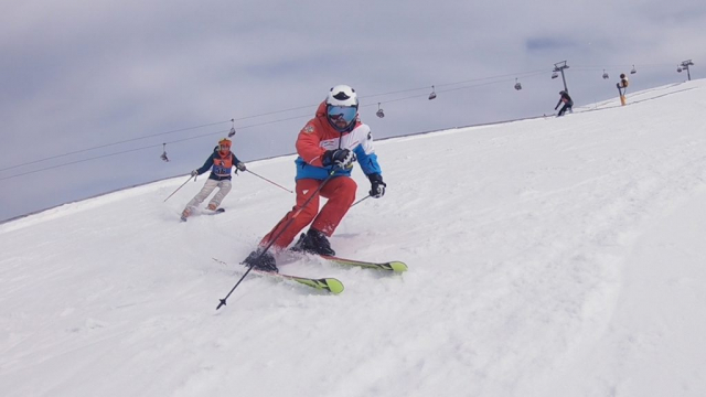 Instructori si monitori de ski profesionisti in taberele de ski